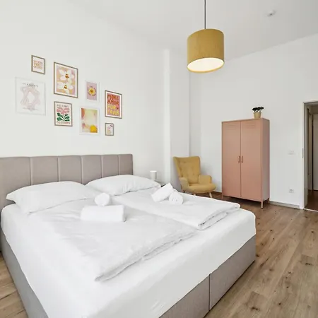 Moderne Fuer Familien I Zentral I Balkon פירנה